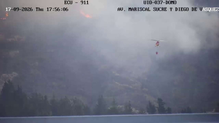 En el sector de Casitagua, los bomberos ejecutan labores de contención por aire y tierra para evitar que el fuego se propague hacia viviendas aledañas.
