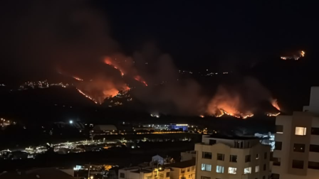 Incendio en el cerro Casitagua permanece activo, según informó el Municipio de Quito.