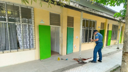 Un policía está en una escuela secundaria en la ciudad de Banga, Cotabato del Sur, en la isla sureña de Mindanao, el 18 de septiembre de 2026.