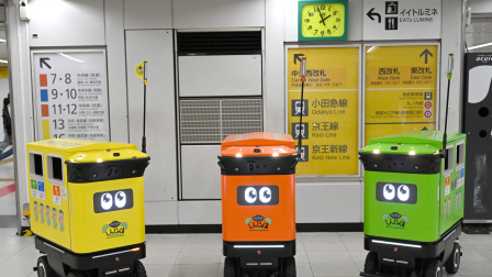 Contenedores de basura robóticos móviles durante las pruebas realizadas en el complejo de transporte de la estación de Shinjuku en Tokio