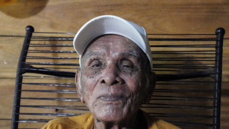 José Flores, de 119 años, considerado el hombre más longevo de Costa Rica, posando en su casa en Sardinal.