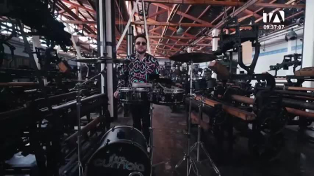 Erick Ibarra, cantante y cantautor manabita, fundador de Señora Cumbia y exvoz de Don Medardo y sus Players, presenta una propuesta de música tropical de Ecuador..