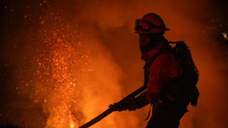 Cuatro aeronaves combaten el incendio desde el aire en el cerro Casitagua