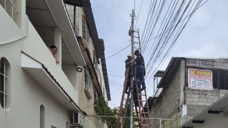 Un funcionario municipal quedó suspendido junto a un poste tras recibir una descarga eléctrica en Sauces 9, en Guayaquil. Bomberos logró rescatarlo y trasladarlo a una casa de salud.