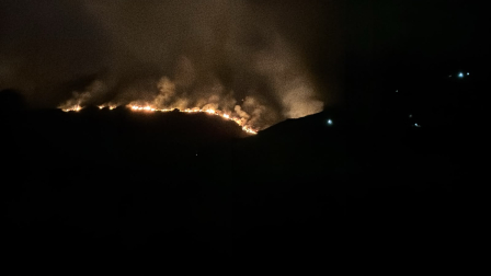 Pabel Muñoz calificó como “criminales” los incendios de Casitagua y las faldas del Pichincha, mientras 120 bomberos continúan trabajando para controlar el fuego.