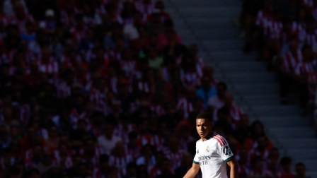 El delantero francés del Real Madrid, Kylian Mbappé (n.º 10), observa el juego durante el partido de la liga española de fútbol entre el Club Atlético de Madrid y el Real Madrid CF en el estadio Metropolitano de Madrid, el 20 de septiembre de 2026.