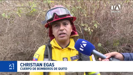 Tras largas jornadas en la primera línea de combate contra los incendios forestales, la comunidad destaca el compromiso y la entrega de los bomberos. Un reportaje de Gustavo Jaramillo