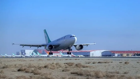 Foto de un avión de aerolíneas iraníes despegando.