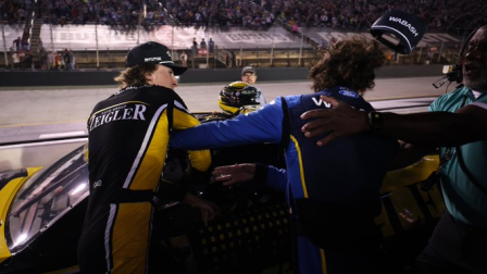 Carson Hocevar y Ryan Blaney protagonizaron una pelea tras la competencia en el NASCAR.