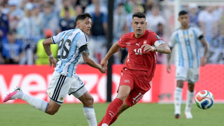 El centrocampista suizo Granit Xhaka (n.º 10) siguen el balón con la mirada durante el partido de cuartos de final del Mundial de fútbol de 2026 entre Argentina y Suiza.