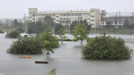 Las inundaciones anegaron un parque debido a las fuertes lluvias provocadas por el tifón Dujuan en la ciudad de Ichikawa