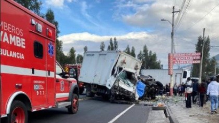 Un choque entre dos camiones y un automóvil en la Panamericana Norte, en Cayambe, dejó una persona fallecida y cuatro heridas.
