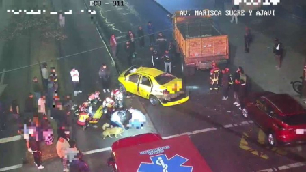 Cámaras de videovigilancia registraron el choque entre una volqueta y un vehículo liviano, en el sur de Quito.