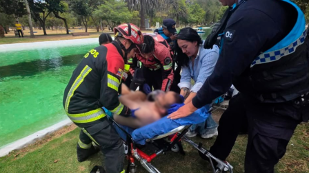 La Secretaría de Seguridad del Municipio de Quito informó que un hombre inconsciente fue rescatado de la laguna del parque La Carolina, en el norte de Quito