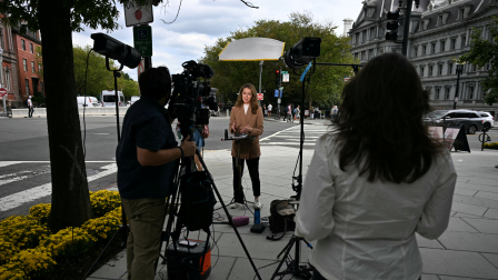 La reportera de CNN, Julia Benbrook, realizó un reportaje en directo cerca de la Casa Blanca en Washington, D.C.