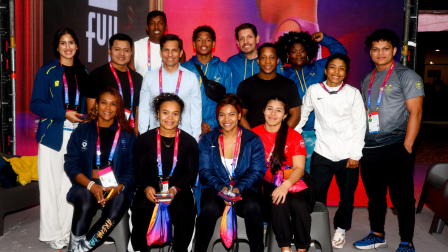 Deportistas de alto rendimiento y autoridades del COE en un evento previo a los Juegos Suramericanos Santa Fe 2026.