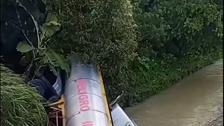 Un tanquero cayó hacie el río, en una zona rural de Esmeraldas este jueves 24 de septiembre.