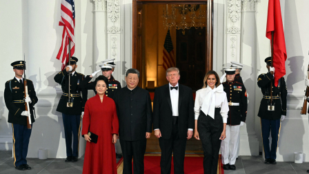 La primera dama de China, Peng Liyuan, el presidente de China, Xi Jinping, el presidente de Estados Unidos, Donald Trump, y la primera dama estadounidense, Melania Trump, posan en los escalones del Pórtico Norte de la Casa Blanca.
