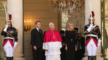 El presidente de Francia, Emmanuel Macron (izquierda), y su esposa, Brigitte Macron (derecha), dan la bienvenida al papa León XIV.