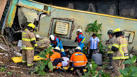 Al menos 10 personas heridas tras volcamiento de bus en el kilómetro 33 de la vía a la Costa.