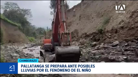 Maquinaria pesada interviene vías y quebradas estratégicas en la provincia de Chimborazo para prevenir el aislamiento de comunidades agrícolas y productivas por el riesgo ante el Fenómeno de El Niño. Un reportaje de Mercedes Chávez