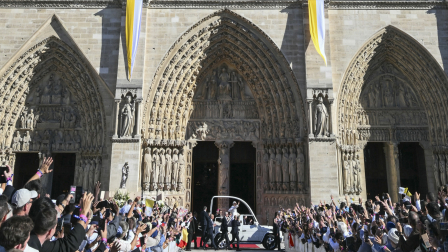 El papa León XIV llega en su papamóvil a la catedral de Notre-Dame en París.