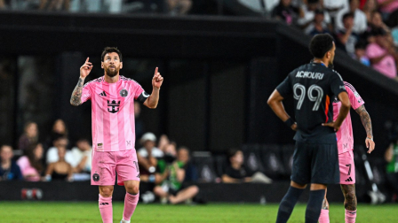 El delantero argentino del Inter Miami, Lionel Messi (n.º 10), celebra tras marcar un gol durante un partido de la temporada regular de la Major League Soccer (MLS).