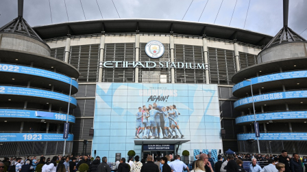 ficionados llegan a las inmediaciones del estadio Etihad antes del partido de vuelta de las semifinales de la Liga de Campeones de la UEFA entre el Manchester City y el Real Madrid en Manchester,