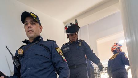 Bomberos rescatan un gato de un edificio 45 días después del terremoto.