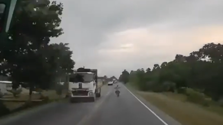 Motociclista se salva de chocar contra un tráiler al rebasar en una vía del Guayas