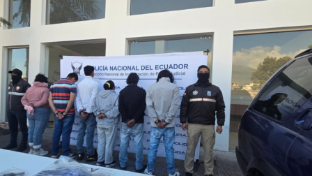 Diez personas fueron detenidas durante cinco allanamientos en Quito contra una presunta estructura de Los Lobos vinculada al robo de vehículos y secuestro extorsivo.