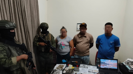 Dos hombres y una mujer fueron aprehendidos en Quevedo durante una intervención militar en la que se encontraron una pistola traumática, presuntas drogas, documentos vehiculares y dinero en efectivo.