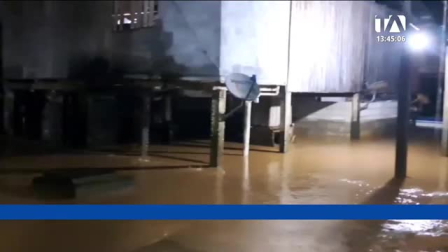 Pobladores y autoridades locales permanecen en vigilancia ante el riesgo inminente de nuevas inundaciones por el temporal. Un reportaje de Gregory Rosero