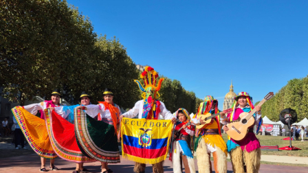 Migrantes ecuatorianos prepararon fritada, bolones, llapingachos y otros platos típicos durante la Fiesta del Plátano en París, donde también se mostraron danzas y tradiciones del país.