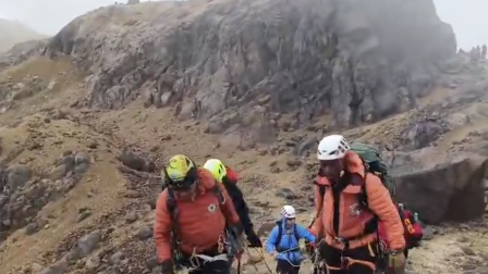 Cerca de 10 rescatistas se movilizaron al volcán Cayambe, donde una mujer de 41 años fue localizada signos sin vitales durante una emergencia de montaña.