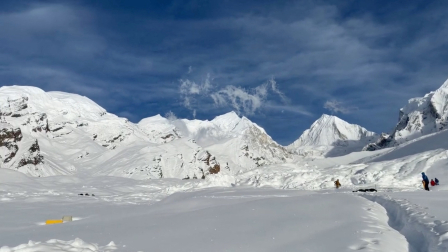 Los equipos de rescate buscan supervivientes tras una avalancha que sepultó el campamento base de Himlung, Nepal.