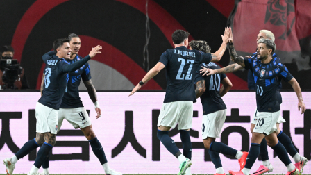 Darwin Núñez, de Uruguay, celebra con sus compañeros tras marcar el primer gol de su equipo durante el partido amistoso ante Corea del Sur.