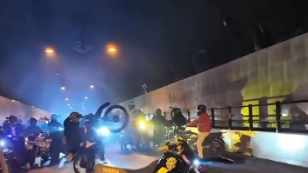 Motociclistas cerraron el paso en el túnel de San Juan, en Quito, para realizar maniobras peligrosas.