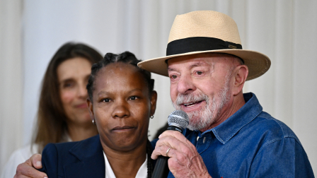 El presidente de Brasil, Luiz Inácio Lula da Silva, habla junto a la exfutbolista Formiga durante la ceremonia de firma de las nuevas directrices para el desarrollo del fútbol femenino.