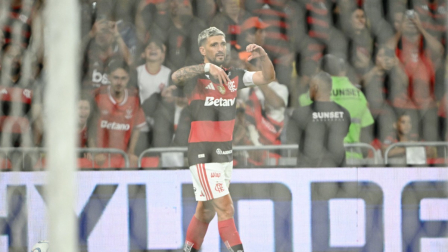 El centrocampista uruguayo del Flamengo, Giorgian de Arrascaeta (n.º 10), celebra tras marcar el primer gol de su equipo durante el partido de vuelta de los cuartos de final de la Copa Libertadores entre el Flamengo de Brasil y el Independiente del Valle de Ecuador, disputado en el estadio Maracaná de Río de Janeiro, Brasil, el 17 de septiembre de 2026.