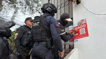 Dos inmuebles que funcionaban clandestinamente como casas de citas fueron clausurados en Quito durante un operativo interinstitucional.