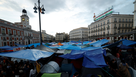 Manifestantes se congregaron bajo lonas y tiendas de campaña en un campamento para protestar contra los desahucios y la crisis de la vivienda