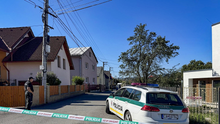 La policía custodia la entrada de una escuela en Staskov, al noroeste de Eslovaquia, tras un ataque con cuchillo ocurrido el 29 de septiembre de 2026.