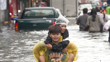 Las inundaciones en Tailandia han dejado al menos 23 fallecidos, más de 580 000 hogares afectados y decenas de millas de personas aisladas en Bangkok.