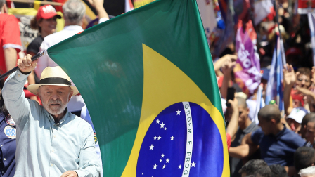 El presidente y candidato presidencial de Brasil, Luiz Inácio Lula da Silva, durante un mitin de campaña en el barrio de São Miguel Paulista.
