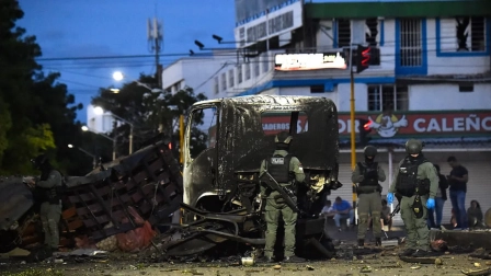 Agentes de policía inspeccionan los restos de un camión tras la explosión de un coche bomba cerca de una estación de Policía en Cúcuta, Colombia