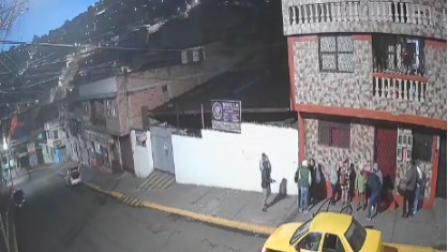 Un grupo de hombres armados asaltaron a ciudadanos que esperaban el bus en La Ferroviaria, en el sur de Quito.