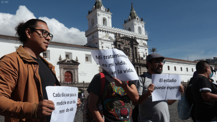 Pacientes renales realizaron un plantón pacífico en la Plaza de San Francisco para exigir el pago de las diálisis brindadas en clínicas particulares.