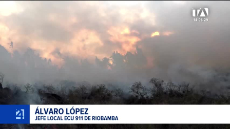 El fuego se mantiene activo en Guano, propagando humo hasta Riobamba y dejando más de 125 hectáreas quemadas en la provincia. Un reportaje de Mercedes Chávez
