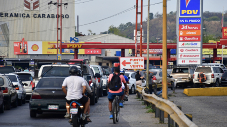 Vehículos hacen fila en una gasolinera de Venezuela tras la captura de Maduro.
